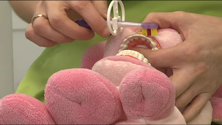 Lee más sobre el artículo ‘Escola de familias’: La Unidad de Urgencias Pediátricas de Cosaga explica las claves de un buen cepillado de dientes en los más pequeños