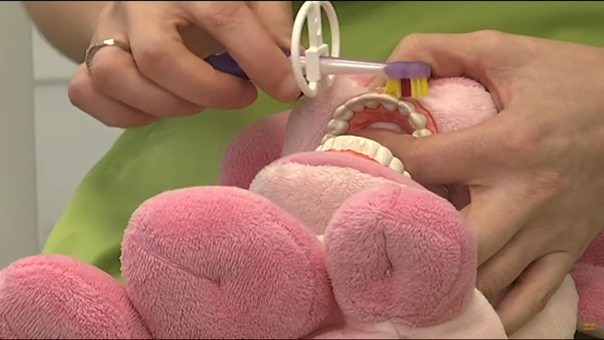 You are currently viewing ‘Escola de familias’: La Unidad de Urgencias Pediátricas de Cosaga explica las claves de un buen cepillado de dientes en los más pequeños