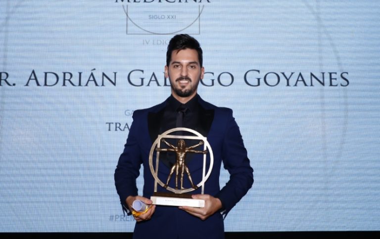 El traumatólogo deportivo Adrián Gallego, colaborador del Hospital Cosaga, recibe un galardón por su trayectoria