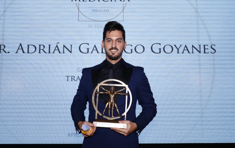 You are currently viewing El traumatólogo deportivo Adrián Gallego, colaborador del Hospital Cosaga, recibe un galardón por su trayectoria