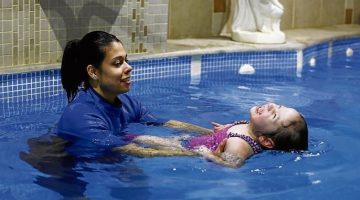 2018011923182981695 Ourense. 18/01/18. Entrevista a Sandra Rodríguez, monitora de natación en el gimnasio Trabazos. En la foto en una sesión con Naiara.
Foto: Xesús Fariñas